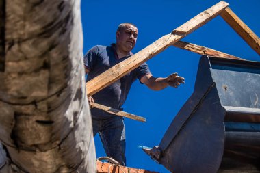 Tsyrkuny, Ukrayna, 29 Haziran 2024 İşçiler Tsyrkuny köyündeki yıkılmış evleri temizleyip onarıyor. Rus kuvvetleri Kharkiv Oblastı 'ndaki Tsyrkuny köyüne güdümlü hava bombasıyla saldırdılar..