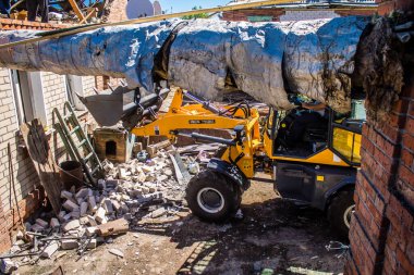 Tsyrkuny, Ukrayna, 29 Haziran 2024 İşçiler Tsyrkuny köyündeki yıkılmış evleri temizleyip onarıyor. Rus kuvvetleri Kharkiv Oblastı 'ndaki Tsyrkuny köyüne güdümlü hava bombasıyla saldırdılar..