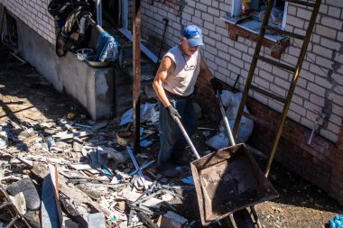 Tsyrkuny, Ukrayna, 29 Haziran 2024 İşçiler Tsyrkuny köyündeki yıkılmış evleri temizleyip onarıyor. Rus kuvvetleri Kharkiv Oblastı 'ndaki Tsyrkuny köyüne güdümlü hava bombasıyla saldırdılar..