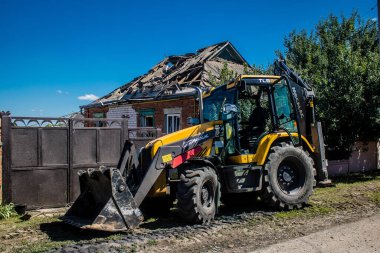 Tsyrkuny, Ukrayna, 29 Haziran 2024 İşçiler Tsyrkuny köyündeki yıkılmış evleri temizleyip onarıyor. Rus kuvvetleri Kharkiv Oblastı 'ndaki Tsyrkuny köyüne güdümlü hava bombasıyla saldırdılar..
