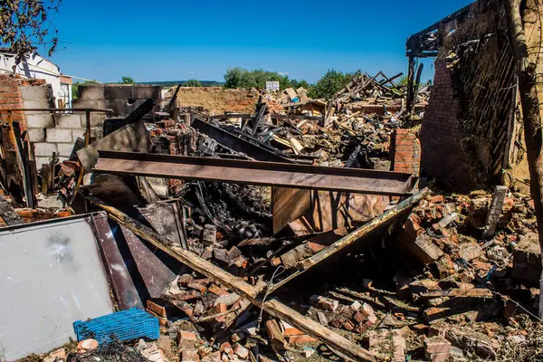 Tsyrkuny, Ukrayna, 29 Haziran 2024 Tsyrkuny köyündeki yıkılmış ev. Rus kuvvetleri Kharkiv Oblastı 'ndaki Tsyrkuny köyüne güdümlü hava bombasıyla saldırdılar..