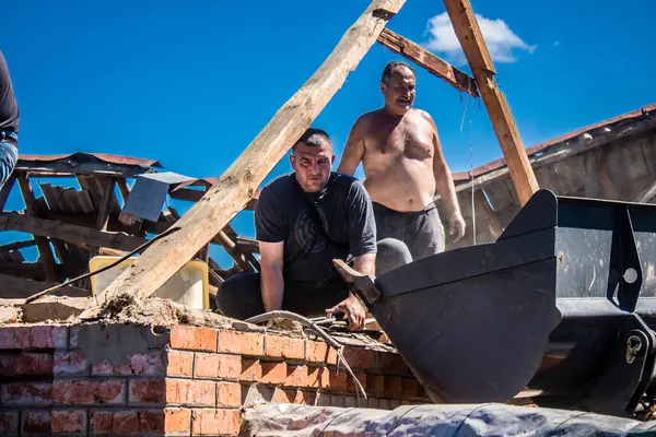 Tsyrkuny, Ukrayna, 29 Haziran 2024 İşçiler Tsyrkuny köyündeki yıkılmış evleri temizleyip onarıyor. Rus kuvvetleri Kharkiv Oblastı 'ndaki Tsyrkuny köyüne güdümlü hava bombasıyla saldırdılar..