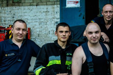 Kharkiv, Ukrayna, 30 Haziran 2024 ikinci tugaydan itfaiyeciler Nova Poshta terminaline müdahale ettiler. Postane bir Rus FAB 500 füzesiyle bombalandı ve hasar oldukça büyüktü..