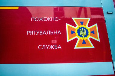 Kharkiv, Ukrayna, 30 Haziran 2024 ikinci tugaydan itfaiyeciler Nova Poshta terminaline müdahale ettiler. Postane bir Rus FAB 500 füzesiyle bombalandı ve hasar oldukça büyüktü..