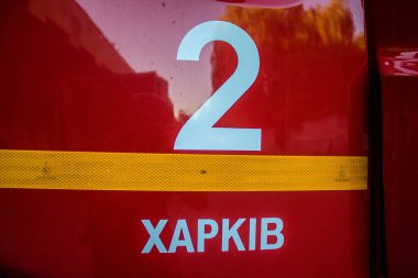 Kharkiv, Ukrayna, 30 Haziran 2024 ikinci tugaydan itfaiyeciler Nova Poshta terminaline müdahale ettiler. Postane bir Rus FAB 500 füzesiyle bombalandı ve hasar oldukça büyüktü..