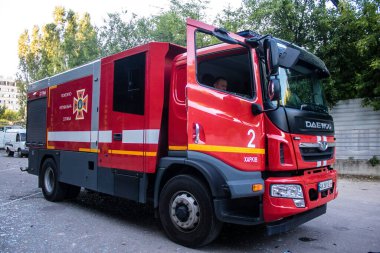 Kharkiv, Ukrayna, 30 Haziran 2024 ikinci tugaydan itfaiyeciler Nova Poshta terminaline müdahale ettiler. Postane bir Rus FAB 500 füzesiyle bombalandı ve hasar oldukça büyüktü..