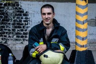 Kharkiv, Ukrayna, 30 Haziran 2024 ikinci tugaydan itfaiyeciler Nova Poshta terminaline müdahale ettiler. Postane bir Rus FAB 500 füzesiyle bombalandı ve hasar oldukça büyüktü..