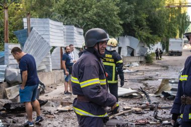 Kharkiv, Ukrayna, 30 Haziran 2024 ikinci tugaydan itfaiyeciler Nova Poshta terminaline müdahale ettiler. Postane bir Rus FAB 500 füzesiyle bombalandı ve hasar oldukça büyüktü..