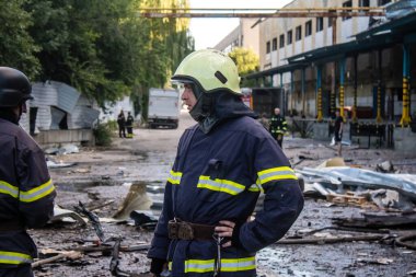 Kharkiv, Ukrayna, 30 Haziran 2024 ikinci tugaydan itfaiyeciler Nova Poshta terminaline müdahale ettiler. Postane bir Rus FAB 500 füzesiyle bombalandı ve hasar oldukça büyüktü..