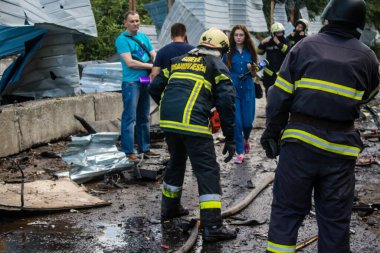 Kharkiv, Ukrayna, 30 Haziran 2024 ikinci tugaydan itfaiyeciler Nova Poshta terminaline müdahale ettiler. Postane bir Rus FAB 500 füzesiyle bombalandı ve hasar oldukça büyüktü..