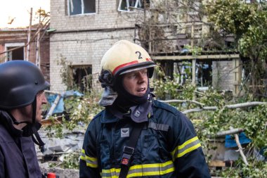 Kharkiv, Ukrayna, 30 Haziran 2024 ikinci tugaydan itfaiyeciler Nova Poshta terminaline müdahale ettiler. Postane bir Rus FAB 500 füzesiyle bombalandı ve hasar oldukça büyüktü..