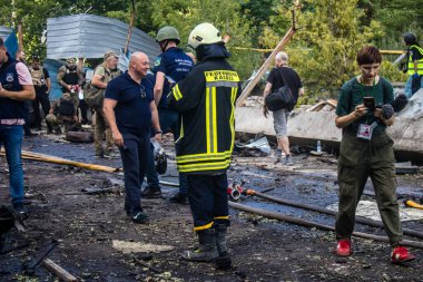Kharkiv, Ukrayna, 30 Haziran 2024 ikinci tugaydan itfaiyeciler Nova Poshta terminaline müdahale ettiler. Postane bir Rus FAB 500 füzesiyle bombalandı ve hasar oldukça büyüktü..