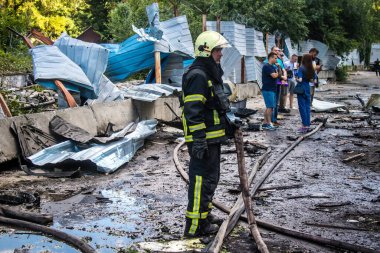 Kharkiv, Ukrayna, 30 Haziran 2024 ikinci tugaydan itfaiyeciler Nova Poshta terminaline müdahale ettiler. Postane bir Rus FAB 500 füzesiyle bombalandı ve hasar oldukça büyüktü..