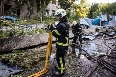 Kharkiv, Ukrayna, 30 Haziran 2024 ikinci tugaydan itfaiyeciler Nova Poshta terminaline müdahale ettiler. Postane bir Rus FAB 500 füzesiyle bombalandı ve hasar oldukça büyüktü..