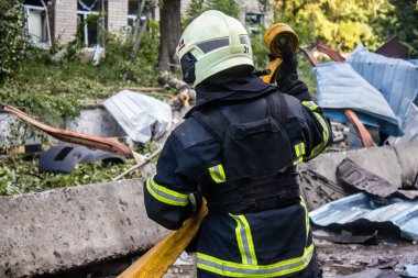 Kharkiv, Ukrayna, 30 Haziran 2024 ikinci tugaydan itfaiyeciler Nova Poshta terminaline müdahale ettiler. Postane bir Rus FAB 500 füzesiyle bombalandı ve hasar oldukça büyüktü..