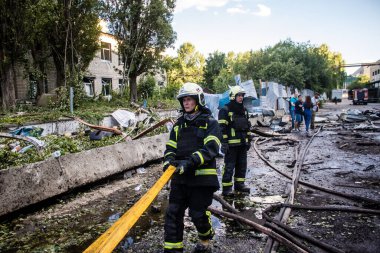 Kharkiv, Ukrayna, 30 Haziran 2024 ikinci tugaydan itfaiyeciler Nova Poshta terminaline müdahale ettiler. Postane bir Rus FAB 500 füzesiyle bombalandı ve hasar oldukça büyüktü..