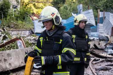 Kharkiv, Ukrayna, 30 Haziran 2024 ikinci tugaydan itfaiyeciler Nova Poshta terminaline müdahale ettiler. Postane bir Rus FAB 500 füzesiyle bombalandı ve hasar oldukça büyüktü..
