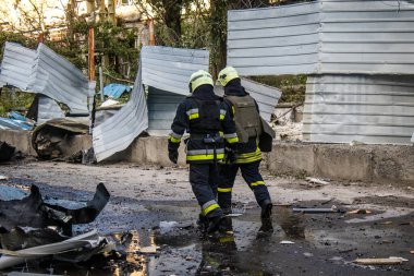 Kharkiv, Ukrayna, 30 Haziran 2024 ikinci tugaydan itfaiyeciler Nova Poshta terminaline müdahale ettiler. Postane bir Rus FAB 500 füzesiyle bombalandı ve hasar oldukça büyüktü..