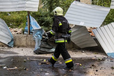 Kharkiv, Ukrayna, 30 Haziran 2024 ikinci tugaydan itfaiyeciler Nova Poshta terminaline müdahale ettiler. Postane bir Rus FAB 500 füzesiyle bombalandı ve hasar oldukça büyüktü..