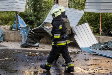 Kharkiv, Ukrayna, 30 Haziran 2024 ikinci tugaydan itfaiyeciler Nova Poshta terminaline müdahale ettiler. Postane bir Rus FAB 500 füzesiyle bombalandı ve hasar oldukça büyüktü..