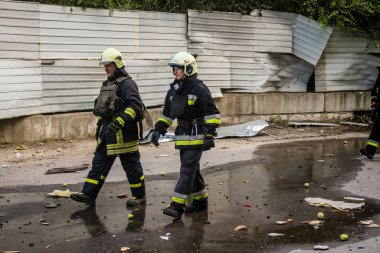 Kharkiv, Ukrayna, 30 Haziran 2024 ikinci tugaydan itfaiyeciler Nova Poshta terminaline müdahale ettiler. Postane bir Rus FAB 500 füzesiyle bombalandı ve hasar oldukça büyüktü..