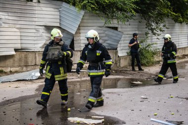 Kharkiv, Ukrayna, 30 Haziran 2024 ikinci tugaydan itfaiyeciler Nova Poshta terminaline müdahale ettiler. Postane bir Rus FAB 500 füzesiyle bombalandı ve hasar oldukça büyüktü..