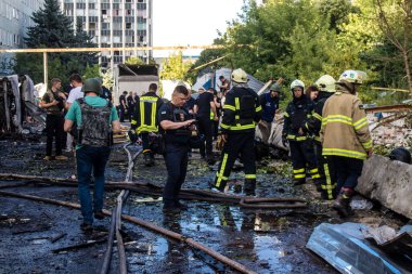 Kharkiv, Ukrayna, 30 Haziran 2024 ikinci tugaydan itfaiyeciler Nova Poshta terminaline müdahale ettiler. Postane bir Rus FAB 500 füzesiyle bombalandı ve hasar oldukça büyüktü..