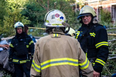 Kharkiv, Ukrayna, 30 Haziran 2024 ikinci tugaydan itfaiyeciler Nova Poshta terminaline müdahale ettiler. Postane bir Rus FAB 500 füzesiyle bombalandı ve hasar oldukça büyüktü..
