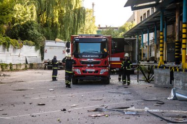 Kharkiv, Ukrayna, 30 Haziran 2024 ikinci tugaydan itfaiyeciler Nova Poshta terminaline müdahale ettiler. Postane bir Rus FAB 500 füzesiyle bombalandı ve hasar oldukça büyüktü..