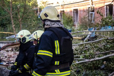 Kharkiv, Ukrayna, 30 Haziran 2024 ikinci tugaydan itfaiyeciler Nova Poshta terminaline müdahale ettiler. Postane bir Rus FAB 500 füzesiyle bombalandı ve hasar oldukça büyüktü..