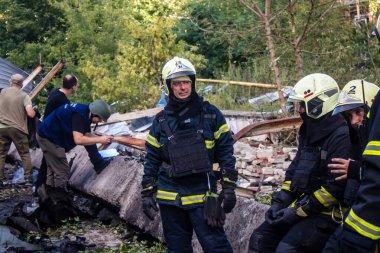 Kharkiv, Ukrayna, 30 Haziran 2024 ikinci tugaydan itfaiyeciler Nova Poshta terminaline müdahale ettiler. Postane bir Rus FAB 500 füzesiyle bombalandı ve hasar oldukça büyüktü..