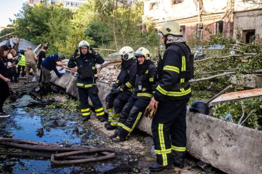 Kharkiv, Ukrayna, 30 Haziran 2024 ikinci tugaydan itfaiyeciler Nova Poshta terminaline müdahale ettiler. Postane bir Rus FAB 500 füzesiyle bombalandı ve hasar oldukça büyüktü..