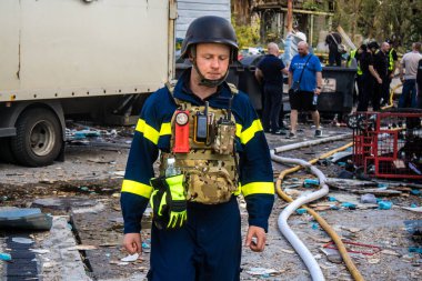 Kharkiv, Ukrayna, 30 Haziran 2024 ikinci tugaydan itfaiyeciler Nova Poshta terminaline müdahale ettiler. Postane bir Rus FAB 500 füzesiyle bombalandı ve hasar oldukça büyüktü..