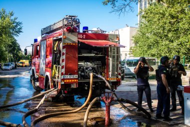Kharkiv, Ukrayna, 30 Haziran 2024 ikinci tugaydan itfaiyeciler Nova Poshta terminaline müdahale ettiler. Postane bir Rus FAB 500 füzesiyle bombalandı ve hasar oldukça büyüktü..