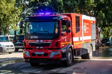 Kharkiv, Ukrayna, 30 Haziran 2024 ikinci tugaydan itfaiyeciler Nova Poshta terminaline müdahale ettiler. Postane bir Rus FAB 500 füzesiyle bombalandı ve hasar oldukça büyüktü..
