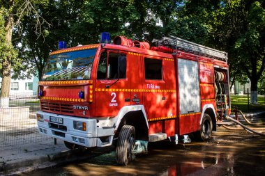 Kharkiv, Ukrayna, 30 Haziran 2024 ikinci tugaydan itfaiyeciler Nova Poshta terminaline müdahale ettiler. Postane bir Rus FAB 500 füzesiyle bombalandı ve hasar oldukça büyüktü..