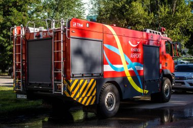 Kharkiv, Ukrayna, 30 Haziran 2024 ikinci tugaydan itfaiyeciler Nova Poshta terminaline müdahale ettiler. Postane bir Rus FAB 500 füzesiyle bombalandı ve hasar oldukça büyüktü..