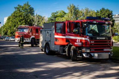 Kharkiv, Ukrayna, 30 Haziran 2024 ikinci tugaydan itfaiyeciler Nova Poshta terminaline müdahale ettiler. Postane bir Rus FAB 500 füzesiyle bombalandı ve hasar oldukça büyüktü..