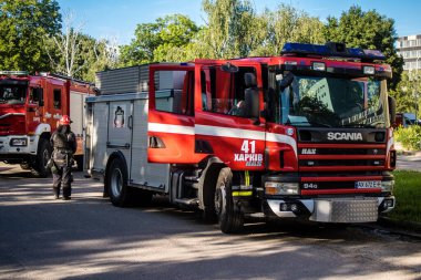 Kharkiv, Ukrayna, 30 Haziran 2024 ikinci tugaydan itfaiyeciler Nova Poshta terminaline müdahale ettiler. Postane bir Rus FAB 500 füzesiyle bombalandı ve hasar oldukça büyüktü..