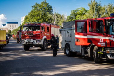 Kharkiv, Ukrayna, 30 Haziran 2024 ikinci tugaydan itfaiyeciler Nova Poshta terminaline müdahale ettiler. Postane bir Rus FAB 500 füzesiyle bombalandı ve hasar oldukça büyüktü..