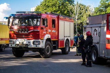 Kharkiv, Ukrayna, 30 Haziran 2024 ikinci tugaydan itfaiyeciler Nova Poshta terminaline müdahale ettiler. Postane bir Rus FAB 500 füzesiyle bombalandı ve hasar oldukça büyüktü..