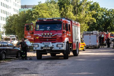 Kharkiv, Ukrayna, 30 Haziran 2024 ikinci tugaydan itfaiyeciler Nova Poshta terminaline müdahale ettiler. Postane bir Rus FAB 500 füzesiyle bombalandı ve hasar oldukça büyüktü..
