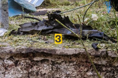 Kharkiv, Ukrayna, 30 Haziran 2024 adli tıp uzmanları Nova Poshta terminalindeki bir Rus hava bombasıyla bir hava saldırısına yanıt verdiler. Cesedin kalıntıları bulundu ve kanıt toplandı..