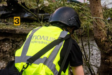 Kharkiv, Ukrayna, 30 Haziran 2024 adli tıp uzmanları Nova Poshta terminalindeki bir Rus hava bombasıyla bir hava saldırısına yanıt verdiler. Cesedin kalıntıları bulundu ve kanıt toplandı..