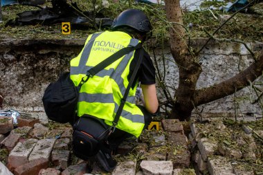 Kharkiv, Ukrayna, 30 Haziran 2024 adli tıp uzmanları Nova Poshta terminalindeki bir Rus hava bombasıyla bir hava saldırısına yanıt verdiler. Cesedin kalıntıları bulundu ve kanıt toplandı..