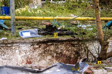 Kharkiv, Ukrayna, 30 Haziran 2024 adli tıp uzmanları Nova Poshta terminalindeki bir Rus hava bombasıyla bir hava saldırısına yanıt verdiler. Cesedin kalıntıları bulundu ve kanıt toplandı..