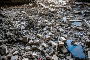Kharkiv, Ukrayna, 30 Haziran 2024 Nova Poshta terminali içinde Rus güdümlü hava bombası FAB 500 ile imha edildi. Sivil altyapı Rus ordusunun olağan hedefi..