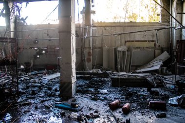 Kharkiv, Ukrayna, 30 Haziran 2024 Nova Poshta terminali içinde Rus güdümlü hava bombası FAB 500 ile imha edildi. Sivil altyapı Rus ordusunun olağan hedefi..