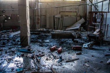 Kharkiv, Ukrayna, 30 Haziran 2024 Nova Poshta terminali içinde Rus güdümlü hava bombası FAB 500 ile imha edildi. Sivil altyapı Rus ordusunun olağan hedefi..