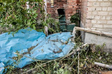 Kharkiv, Ukrayna, 30 Haziran 2024 Nova Poshta terminali Rus yapımı bir FAB 500 bombasıyla imha edildi ve hasar oldukça büyüktü. Sivil altyapı Rus ordusunun olağan hedefi..